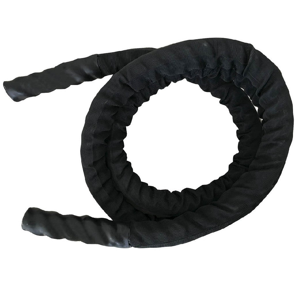 Toorx Battle Rope con guaina in nylon e impugnature su sfondo bianco