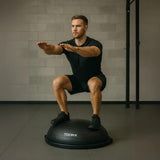 Toorx AHF-170 Bosu Evo durante un esercizio di equilibrio