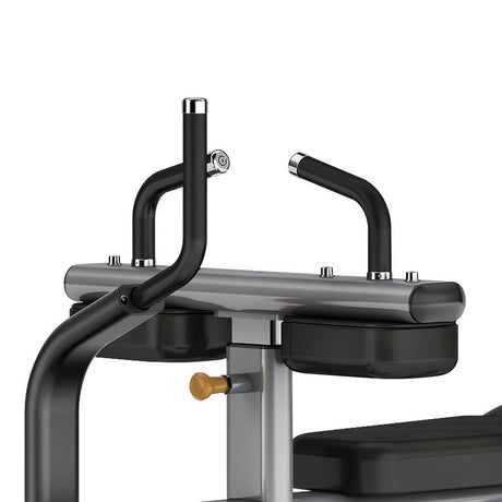 Toorx FWX-9700 Seated Calf Raise – dettaglio rulli blocca-ginocchia, impugnature e regolazione